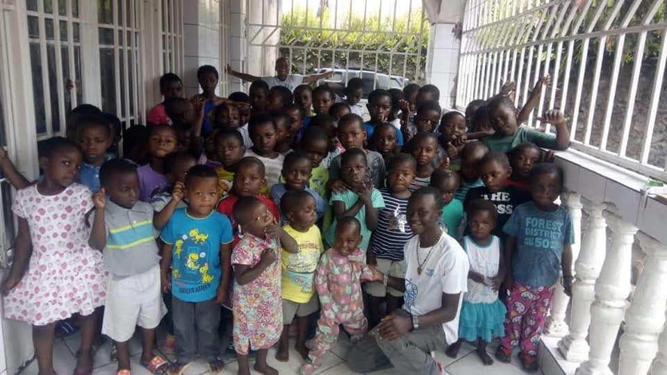 niños felices con la visita de los cascos azules