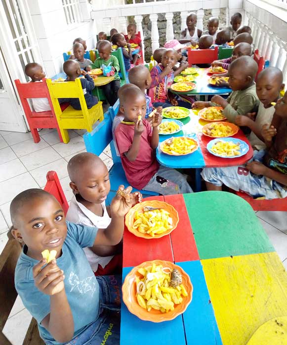 Niños del Congo recibiendo alimentos