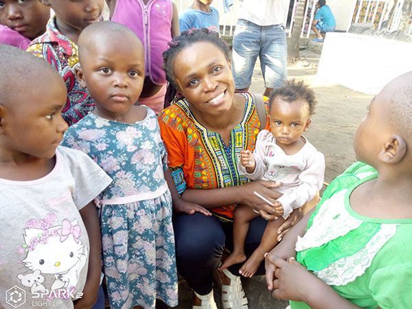 Esperanza con niños y niñas del orfanato